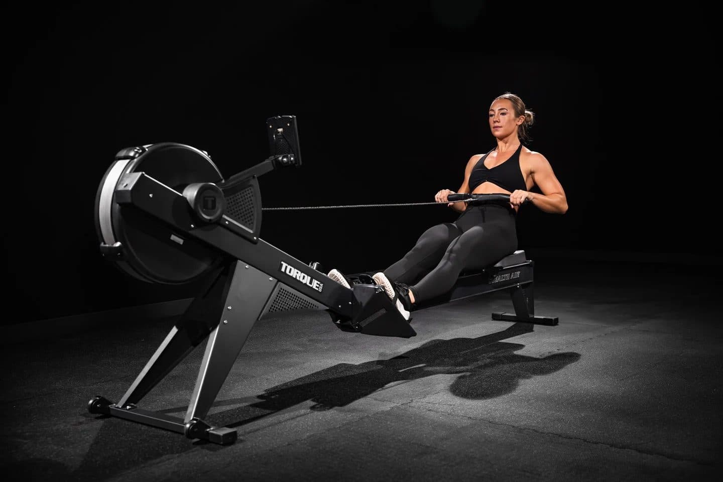 Atleta entrenando en un remo Torque